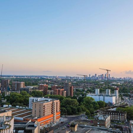 Amazing London City Skyline View & Transport Links Barking  Exterior photo