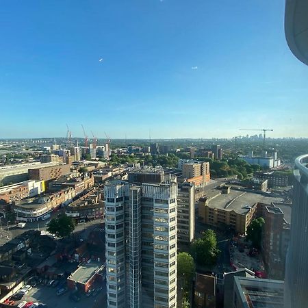 Amazing London City Skyline View & Transport Links Barking  Exterior photo