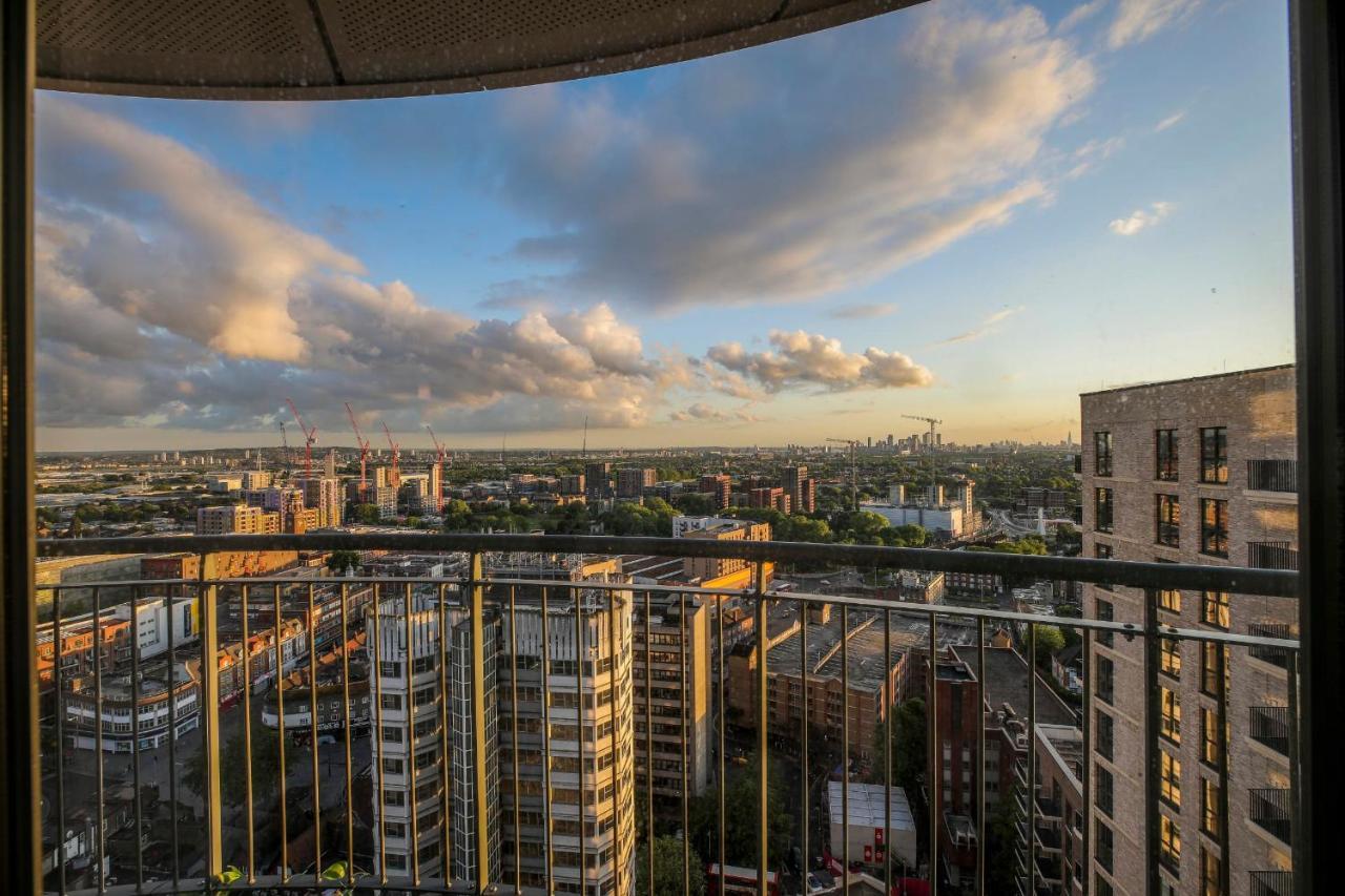 Amazing London City Skyline View & Transport Links Barking  Exterior photo