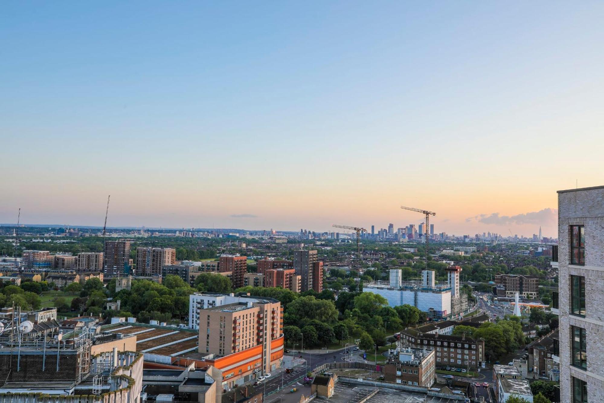Amazing London City Skyline View & Transport Links Barking  Exterior photo