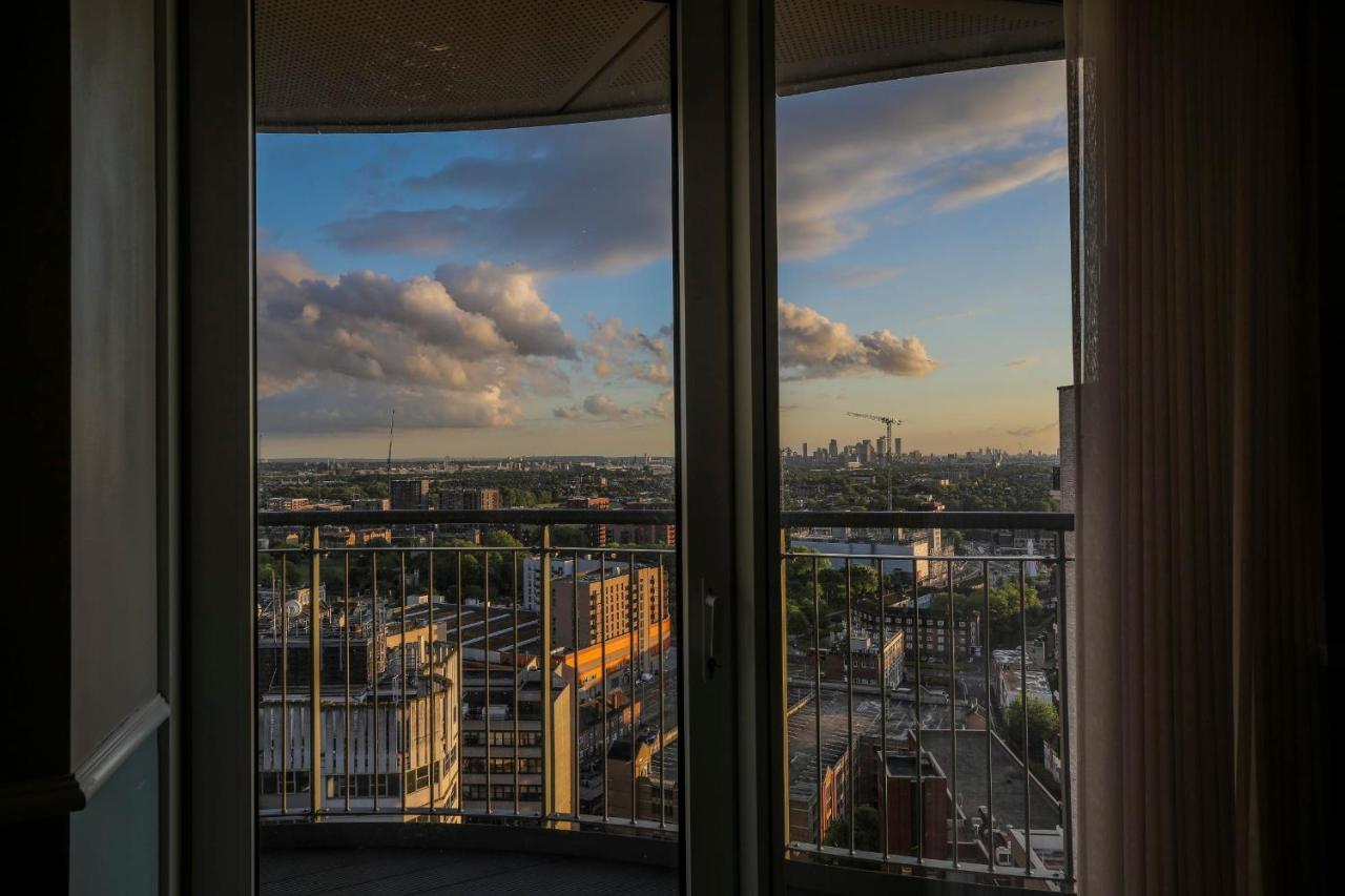 Amazing London City Skyline View & Transport Links Barking  Exterior photo